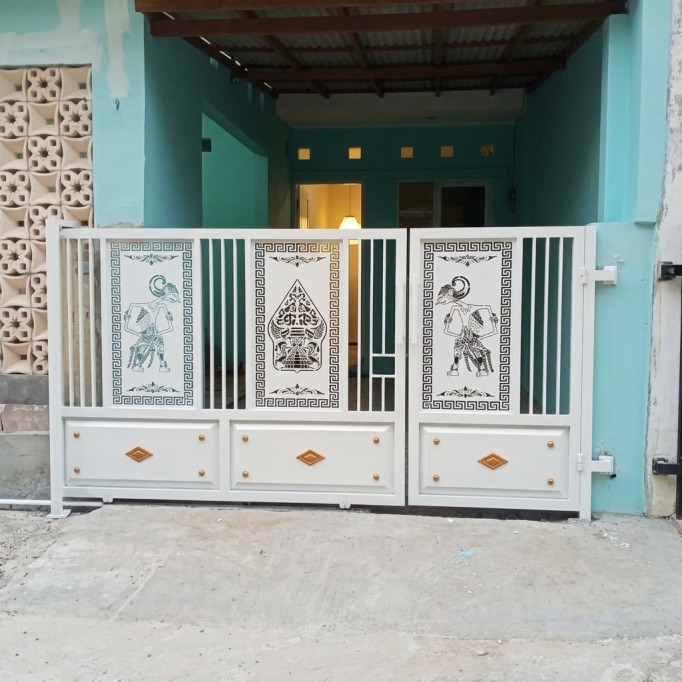 Pagar cutting ornamen geometris dan wayang putih
