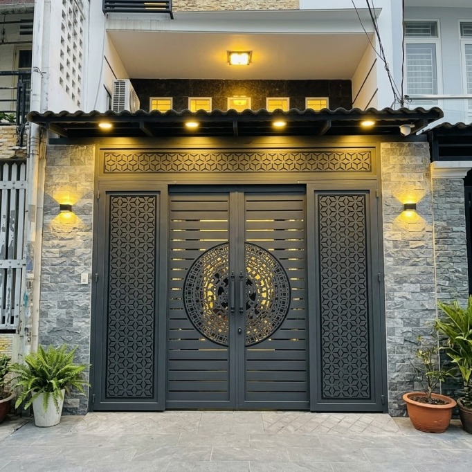 Gerbang utama rumah cutting mega mandala