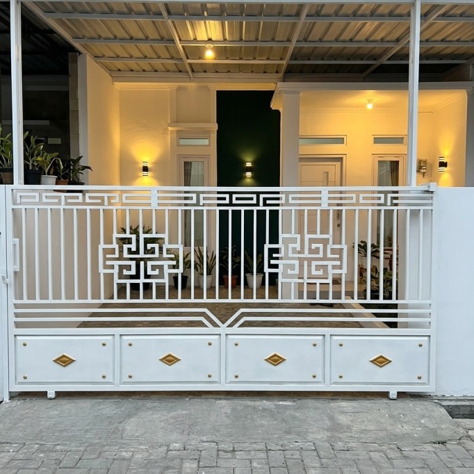 Pagar minimalis putih ornamen greek key