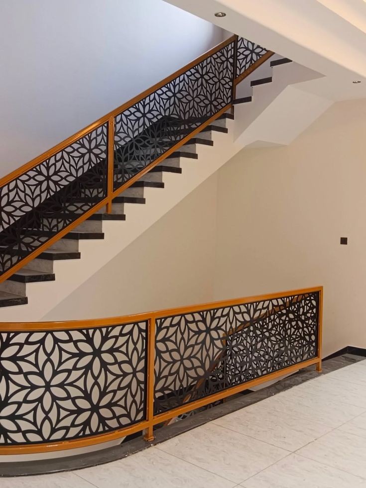 Railing tangga geometris kontemporer