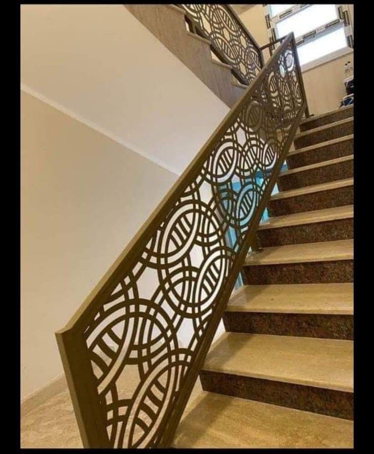 Railing tangga lengkung floral anggun