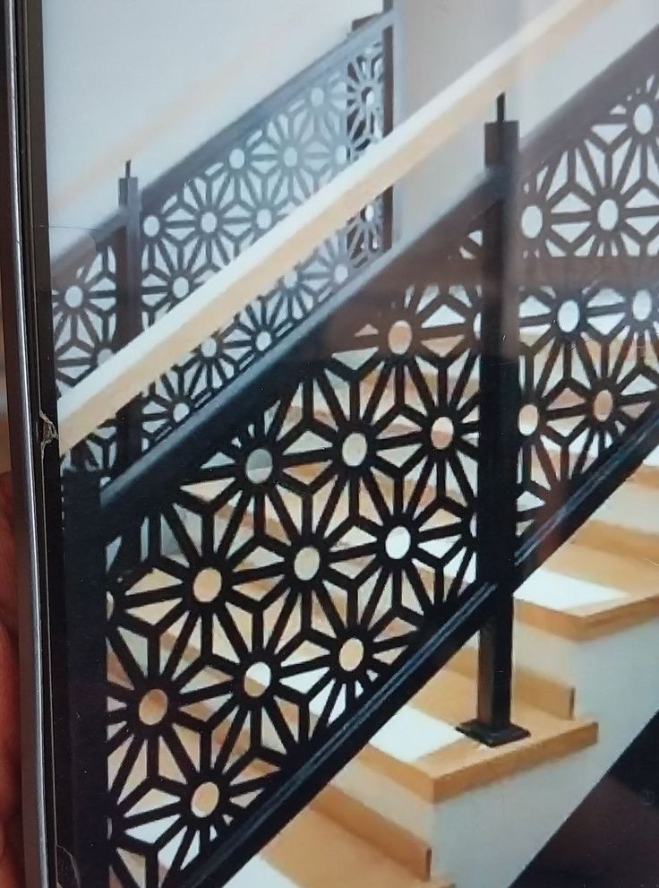 Railing tangga daun dan ranting tropis