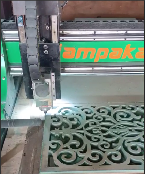 Unit mesin CNC Plasma Heavy Duty beroperasi di workshop Tjampaka Ornamen