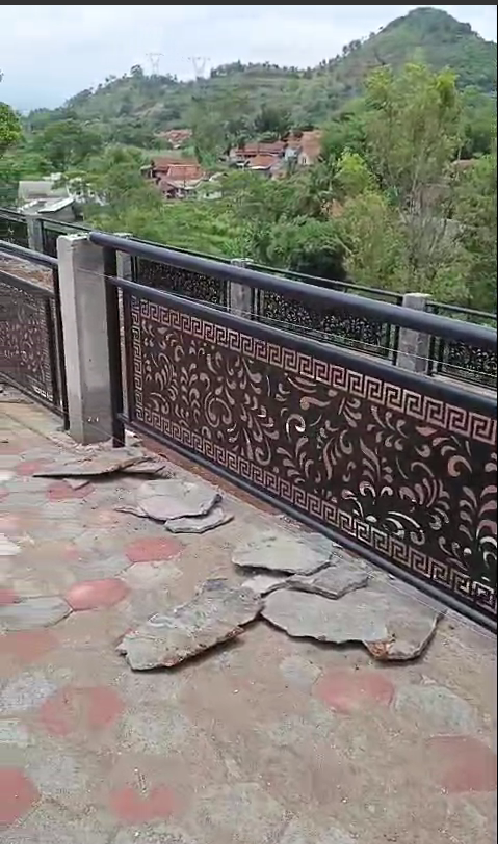 Ornamen dekoratif plat metal finishing bersih