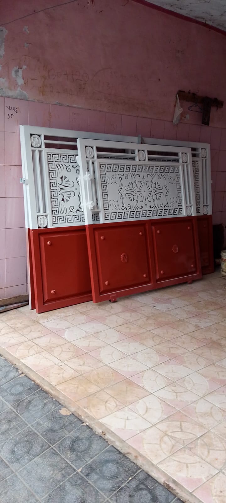 Tumpukan plat ornamen kaligrafi ready stock di workshop